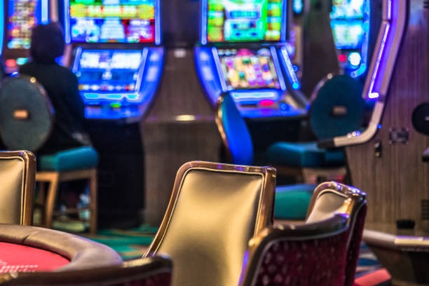 Live dealer Allbet table on emototo mobile interface showing Baccarat game with player and banker cards