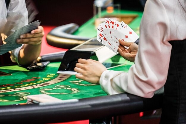Capsa Susun card arrangement on emototo platform
